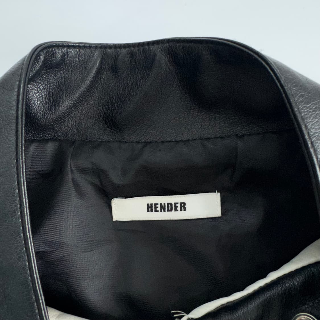 Hender 화이트 블랙 배색 레더 자켓 상품이미지5
