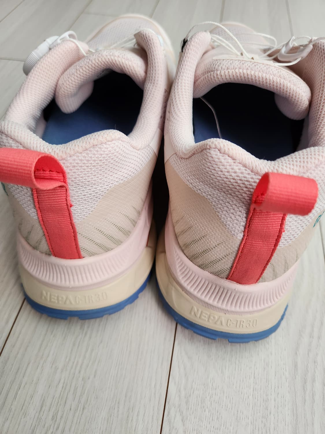 네파 다이얼 트레킹화 등산화 하이플로우 고어텍스 245

등산화/트레킹화 상품이미지2