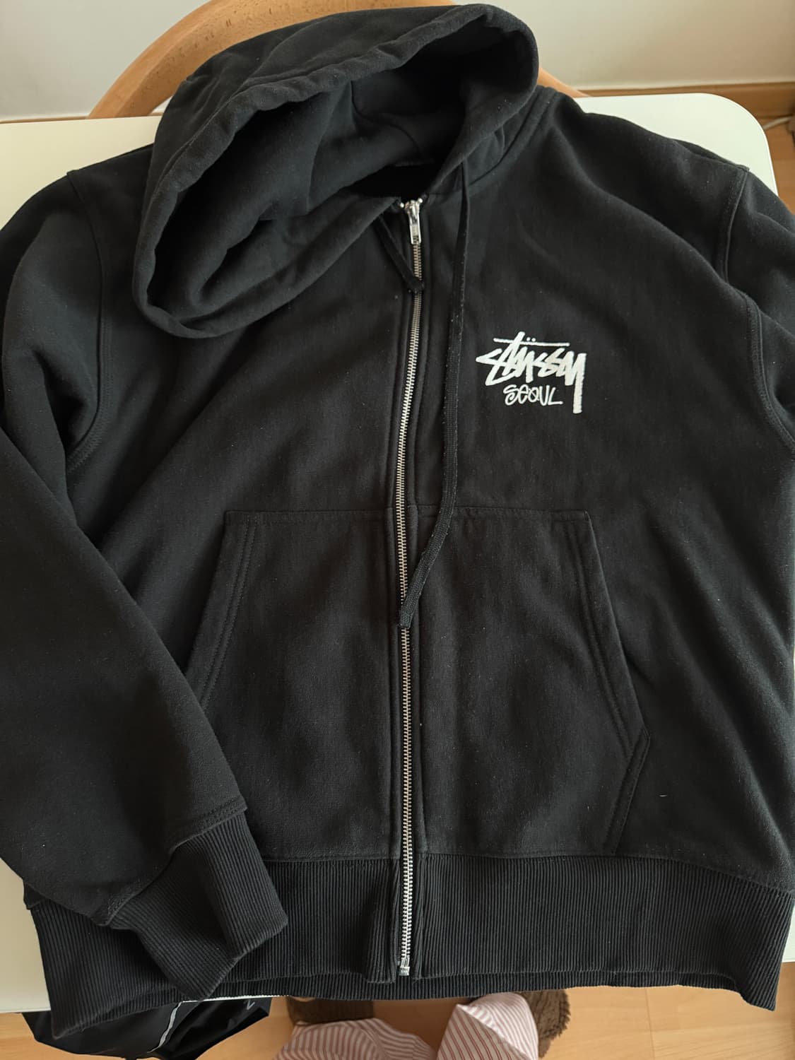 스투시 스탁 서울 2023 후드 집업 블랙 상품이미지3