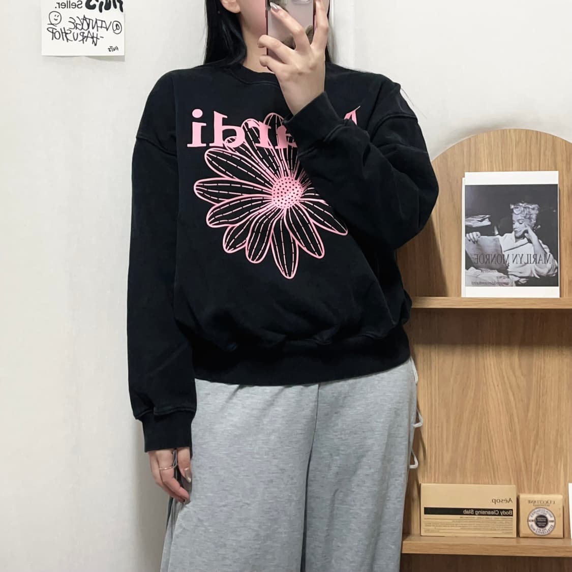 [정품] 마르디메크르디 블랙 핑크로고 맨투맨 [ 실확 ] 상품이미지2