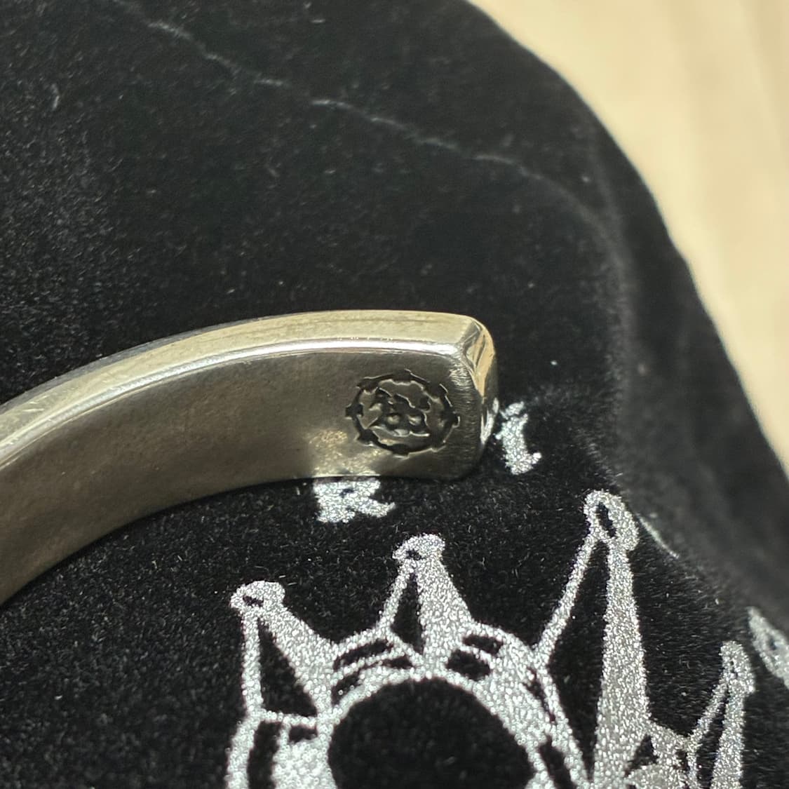 [새상품 풀박스] 킹크로치 블랙 크로스 뱅글 팔찌 M사이즈 상품이미지6