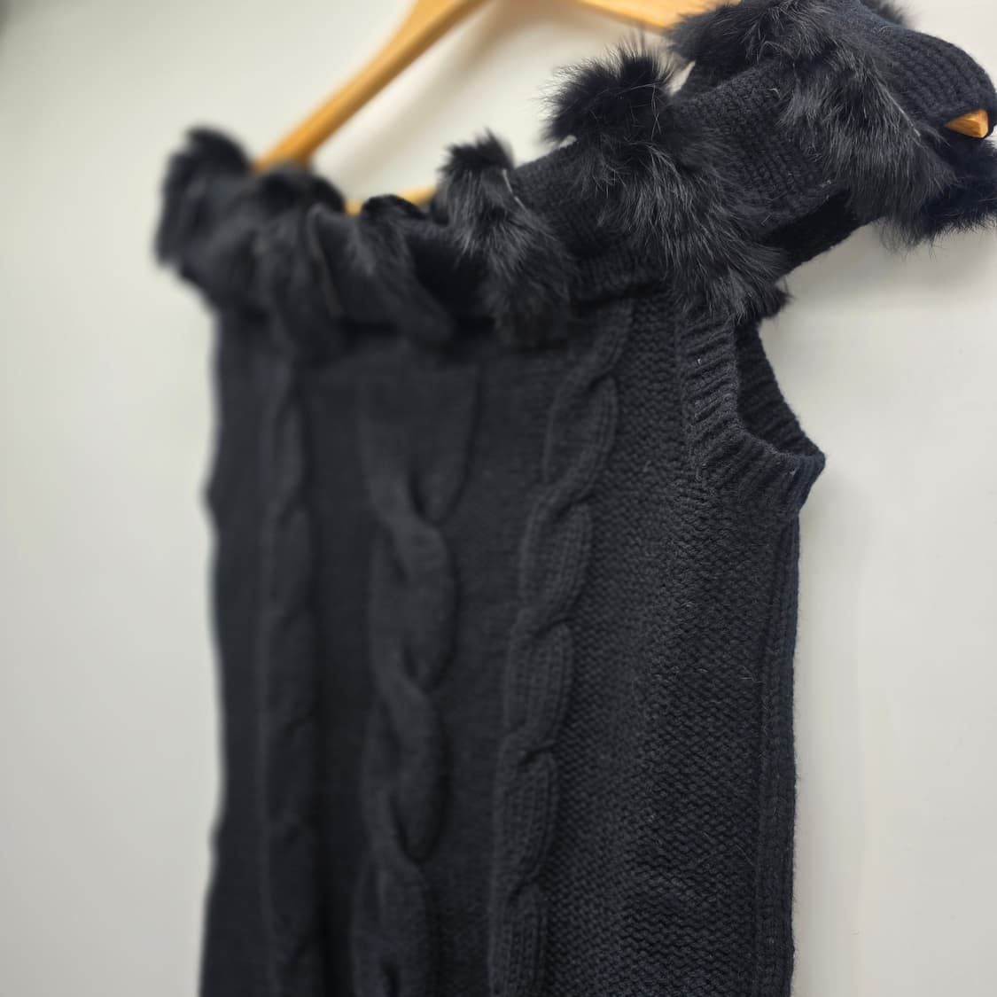 퍼 디테일 오프숄더 니트 상품이미지8