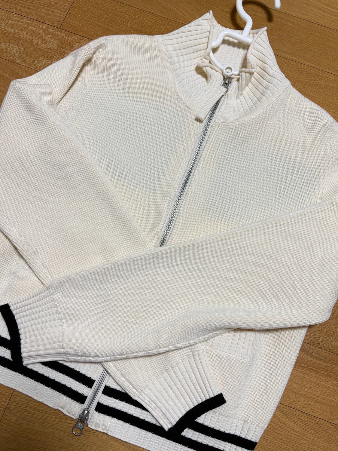 마뗑킴 스펠 포인트 스트라이프 가디건 아이보리 상품이미지3