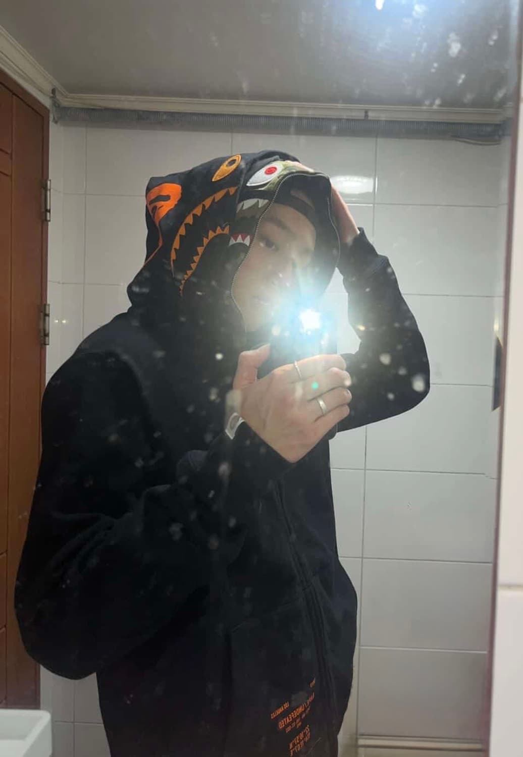 베이프 x 언디피티드 홍콩 한정판 샤크 후드 상품이미지1