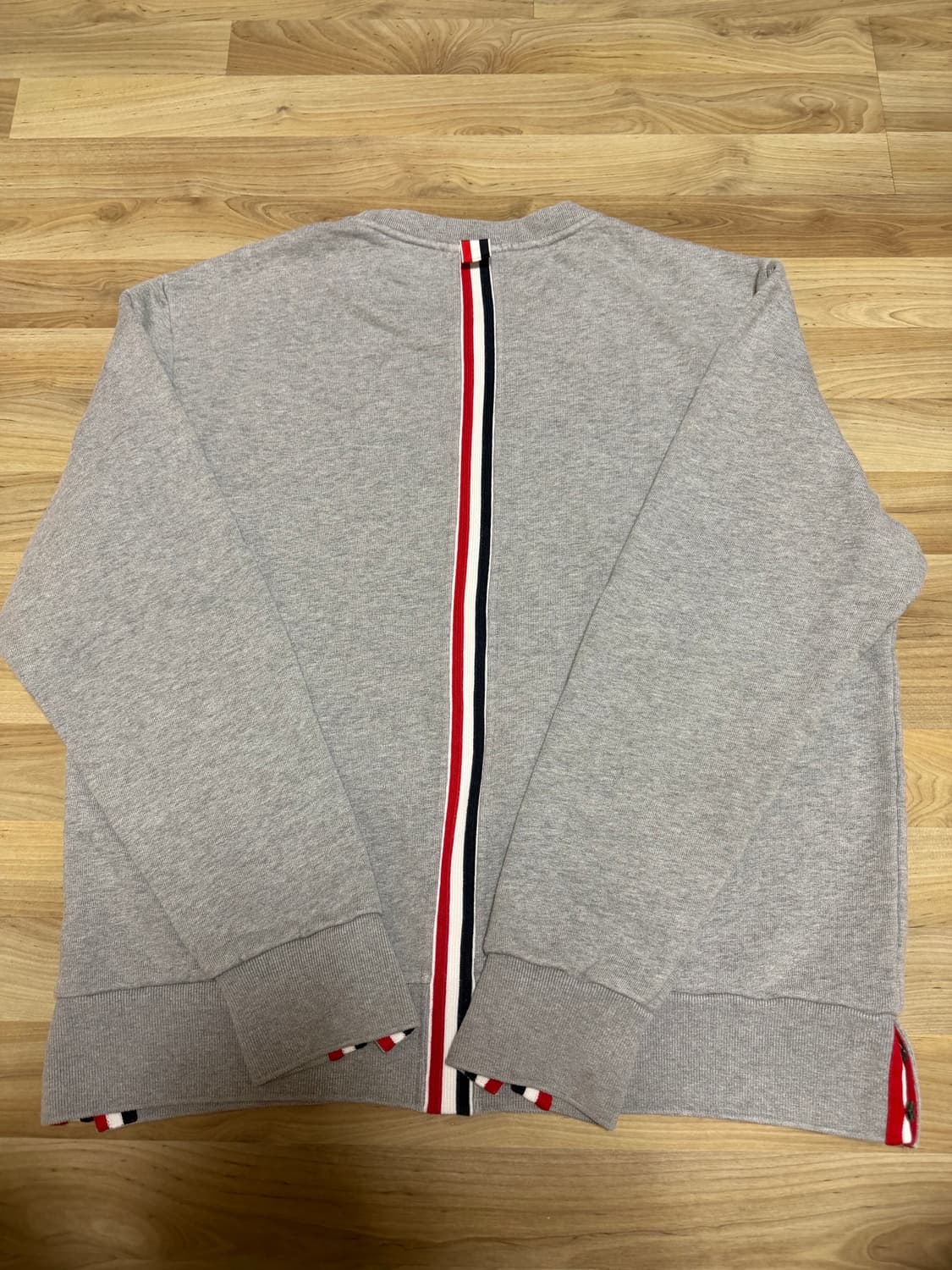 톰브라운 백삼선 맨투맨 그레이 3size 상품이미지2