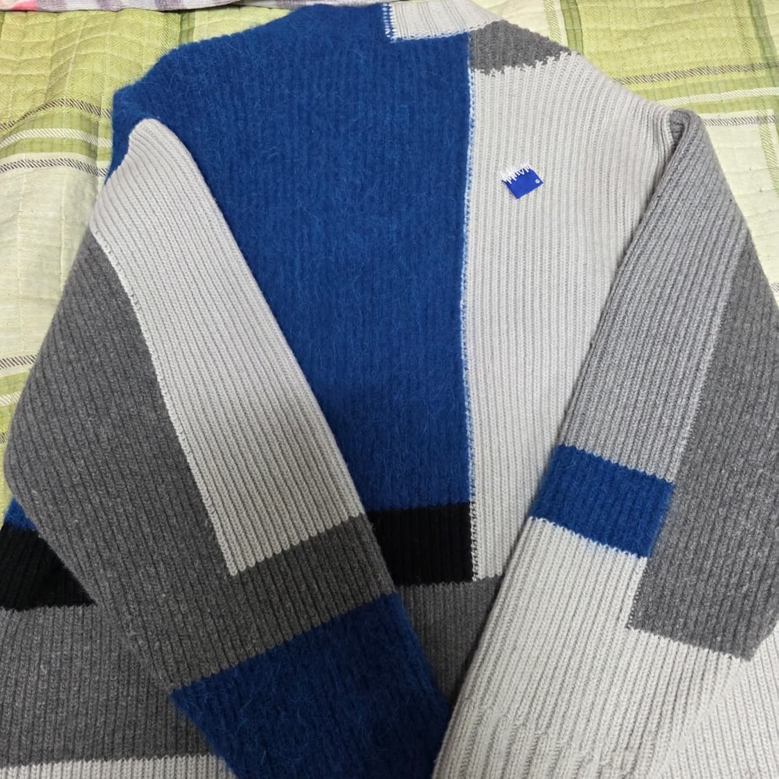 자라 x 아더에러 콜라보 니트 스웨터입니다. 패치워크 상품이미지6