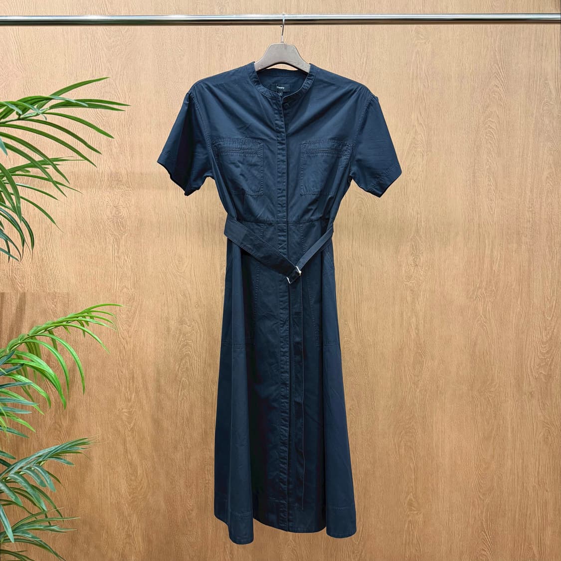 띠어리 반팔 롱원피스 스탠드 카라 허리 스트랩 체스트 포켓 디테일 블랙 상품이미지1