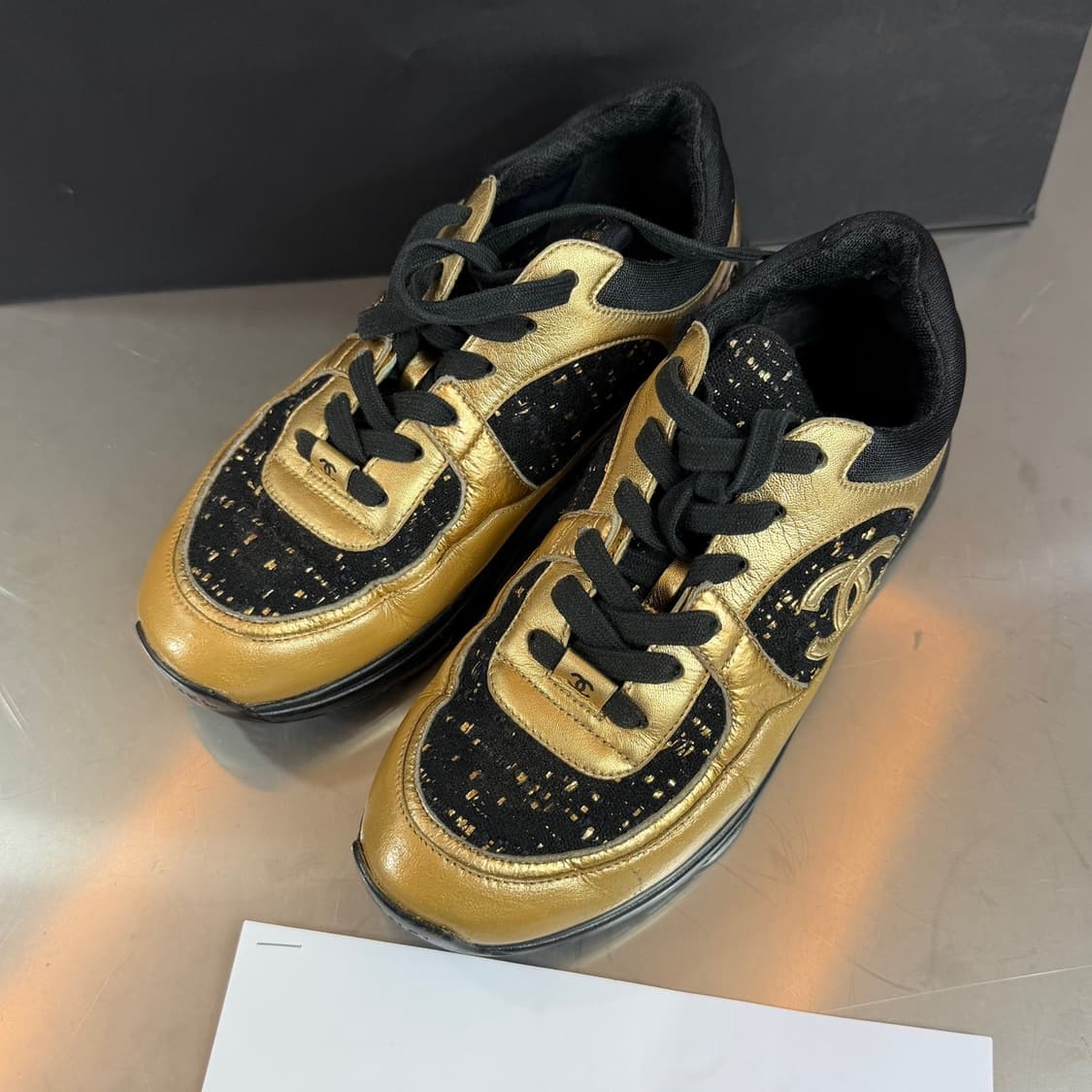 [정품] 샤넬 CC 로고 트위드 골드 레더 스니커즈 235 상품이미지2