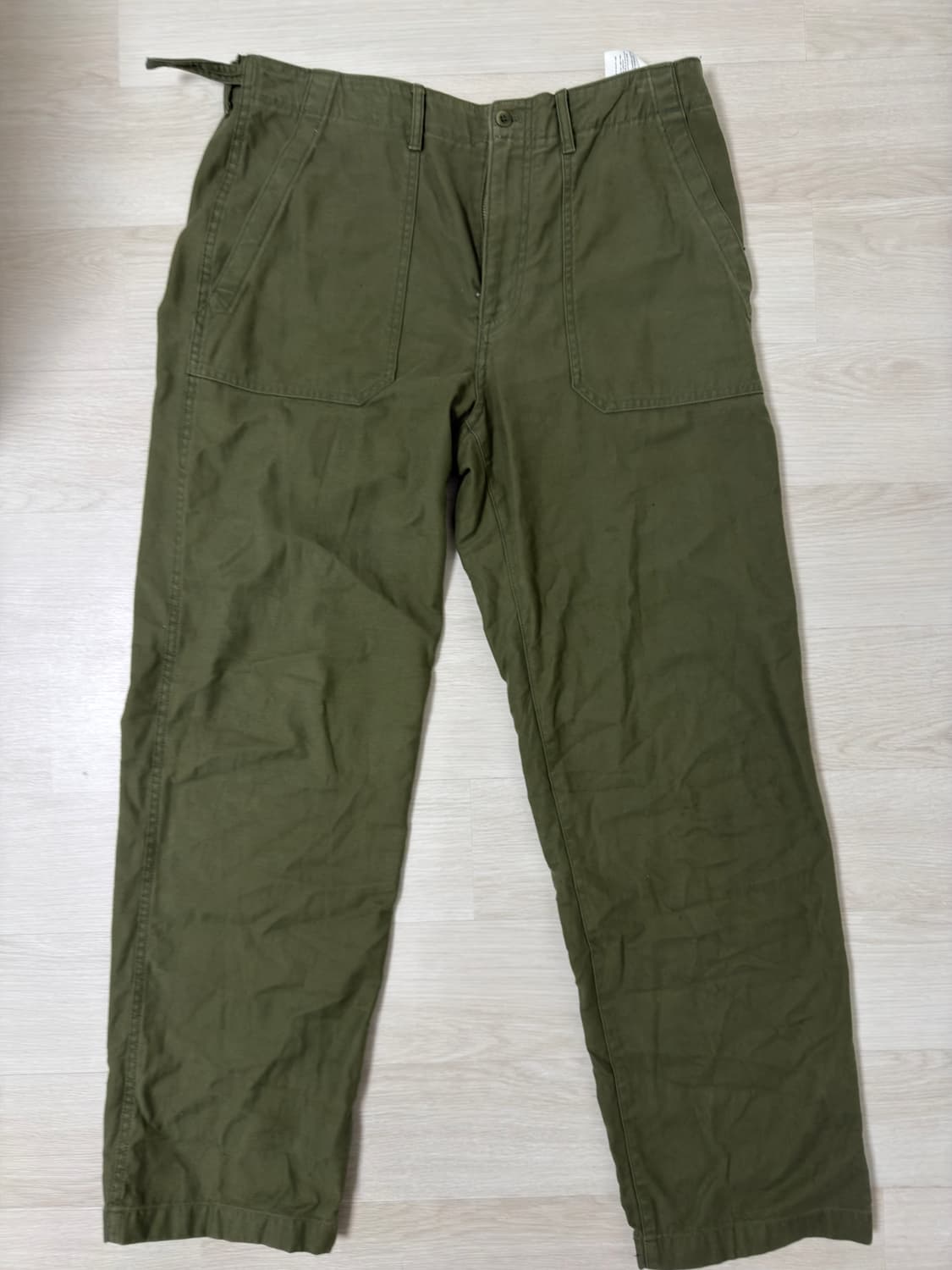 포터리 백사틴 와이드 스트레이트 퍼티그 팬츠_올리브 32 3사이즈 상품이미지4