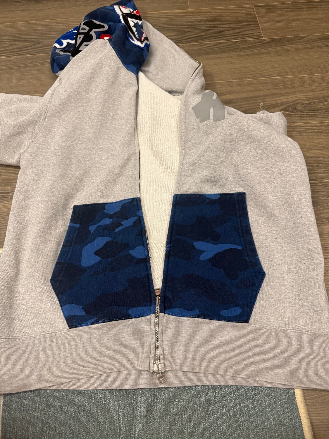 베이프x언디핏 삐에로 후드 L사이즈 판매합니다. 상품이미지4