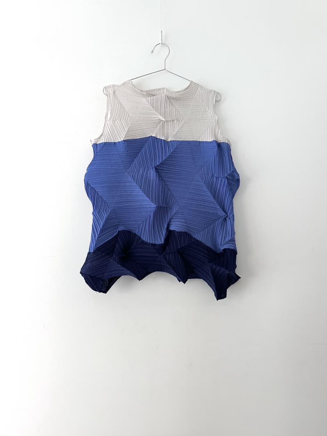 Sculptural color block pleats  상품이미지1
