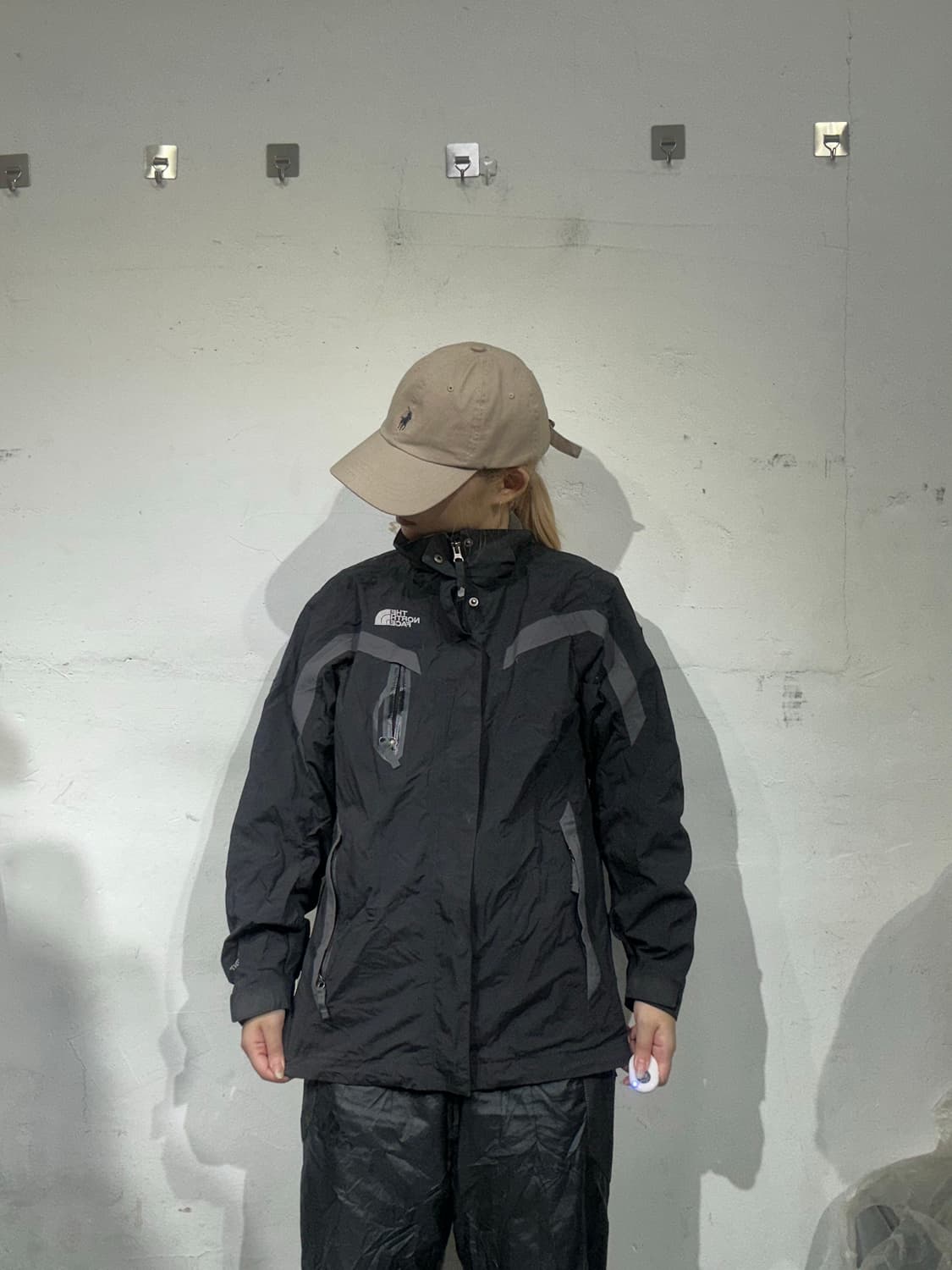 노스페이스 블랙 로고 후드 바람막이 자켓 상품이미지2