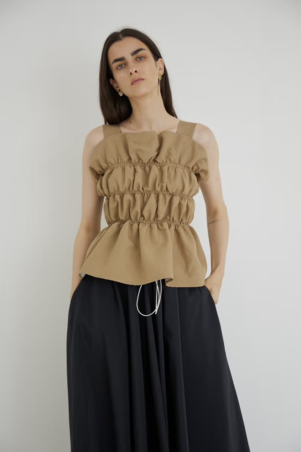 에콘 러플 슬리브리스 탑 카멜 상품이미지1