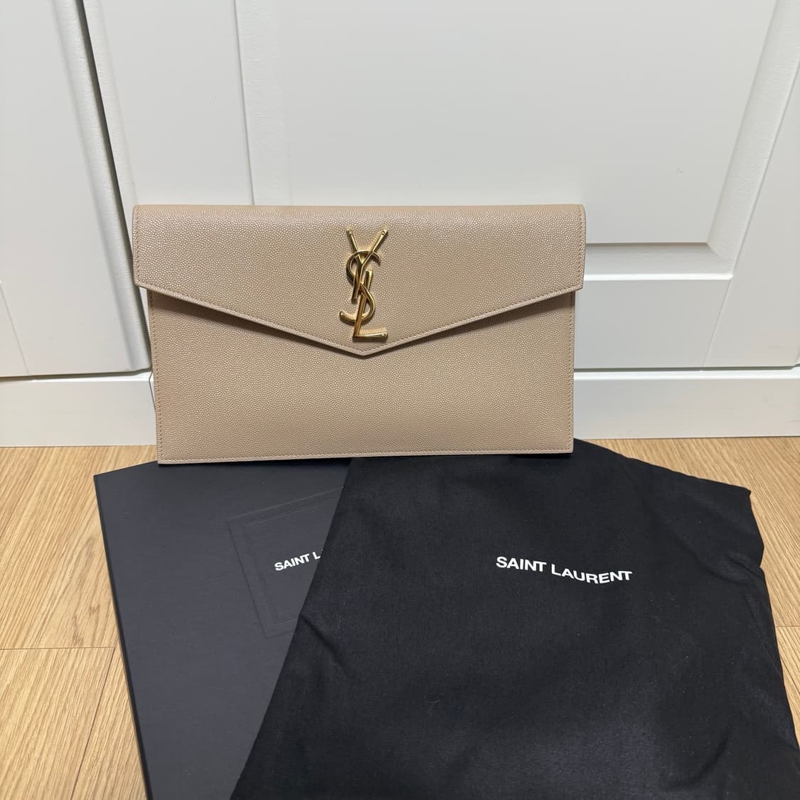 (새상품) 생로랑 업타운 엔벨로프 클러치 다크베이지 상품이미지3