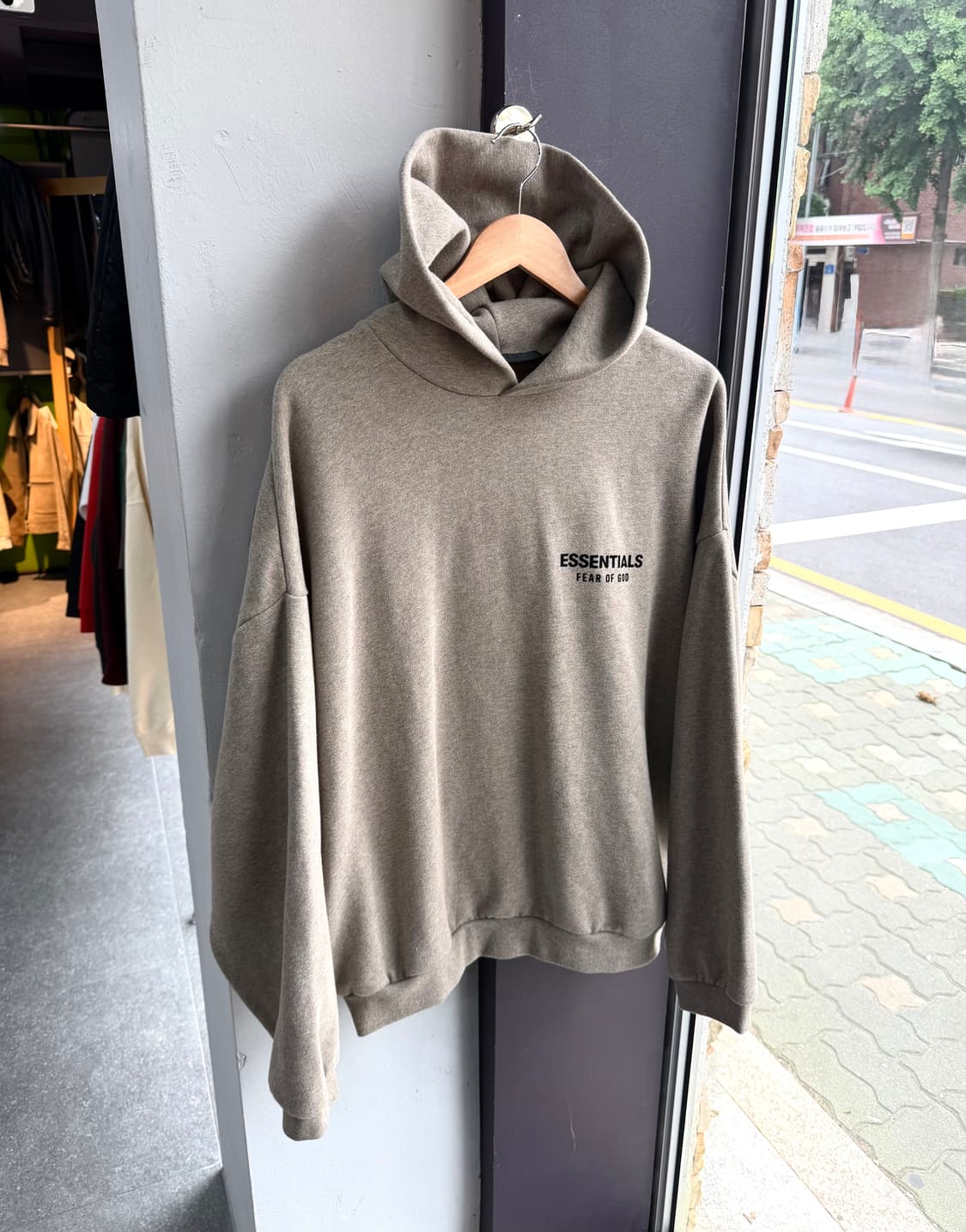 M/ 피어오브갓 에센셜 26FW 로고 후드티 상품이미지3