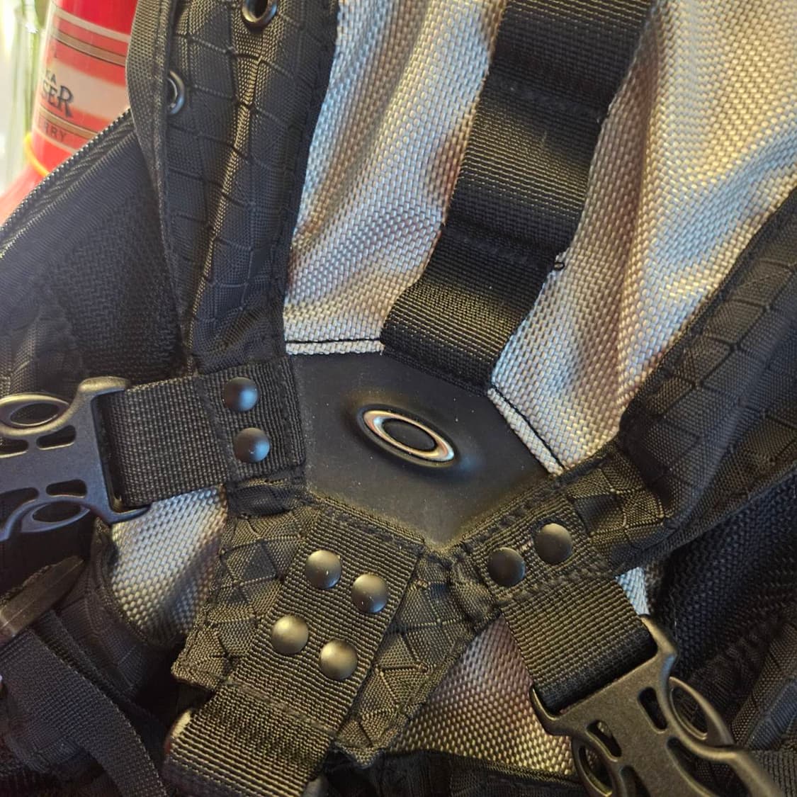 오클리(OAKLEY) 라이트 그레이 미니 백팩 상품이미지3