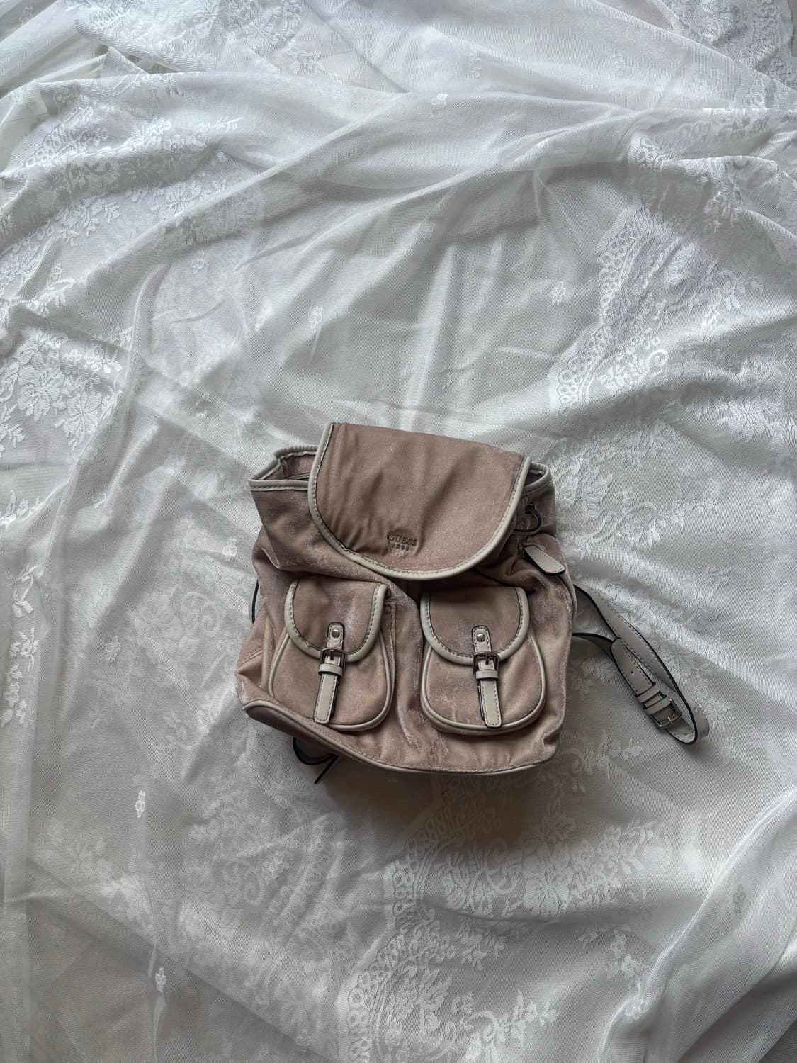 게스 베이지 벨벳 백팩 상품이미지2