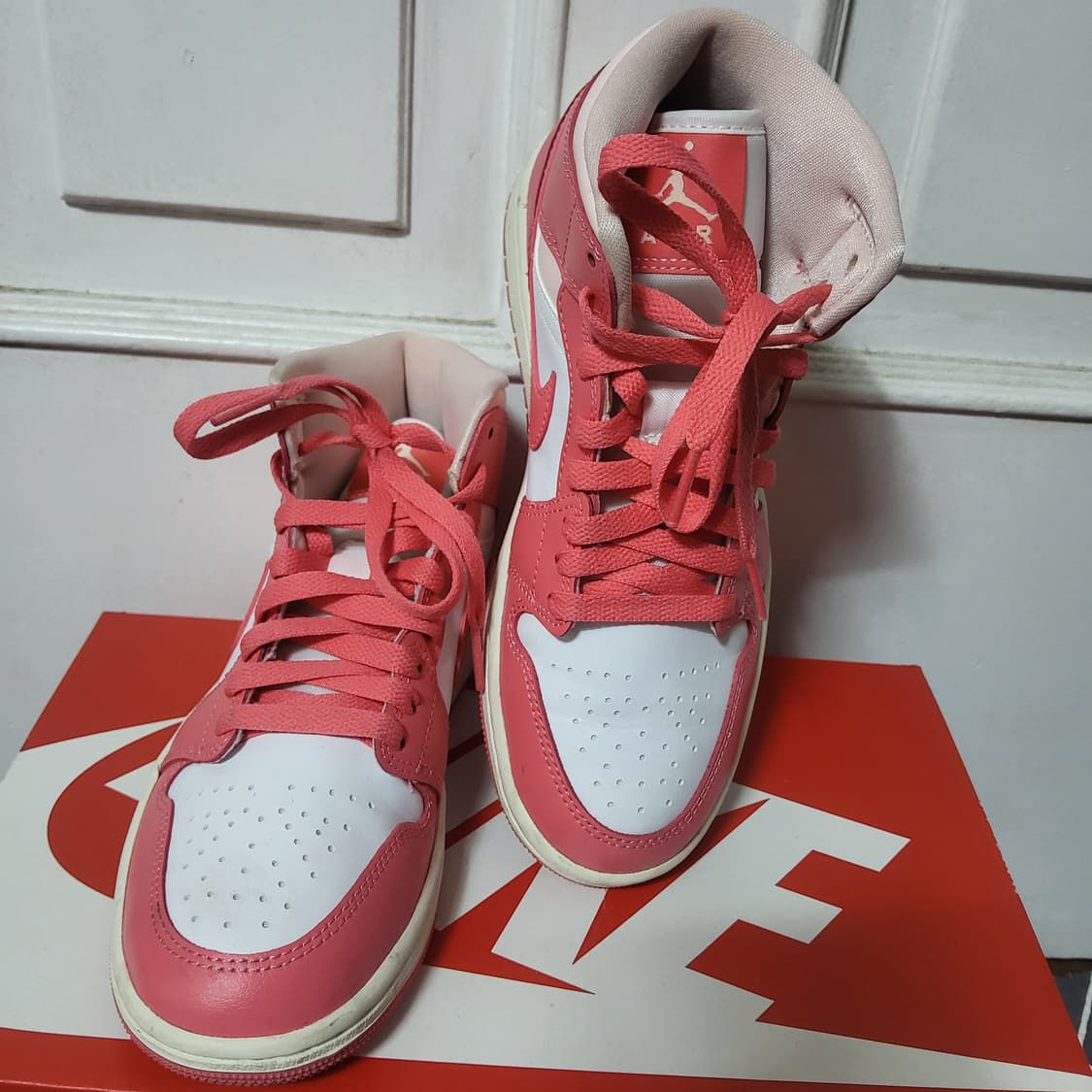 나이키 에어조던 1 미드 하이탑 스니커즈 딸기우유 235 상품이미지1