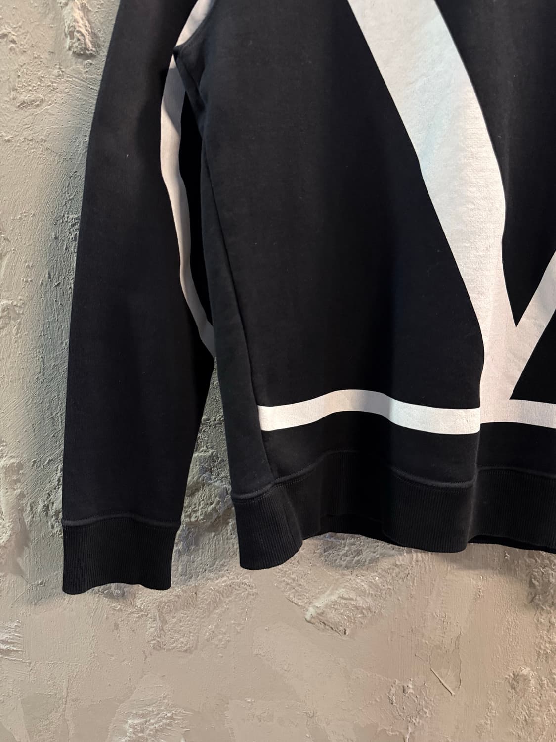 XS 발렌티노VALENTINO V로고 프린팅 스웻셔츠 블랙 상품이미지2