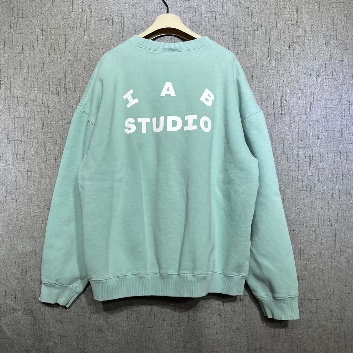 XL 아이앱 스튜디오 정품 크루넥 기모 애쉬 그린 맨투맨 상품이미지3