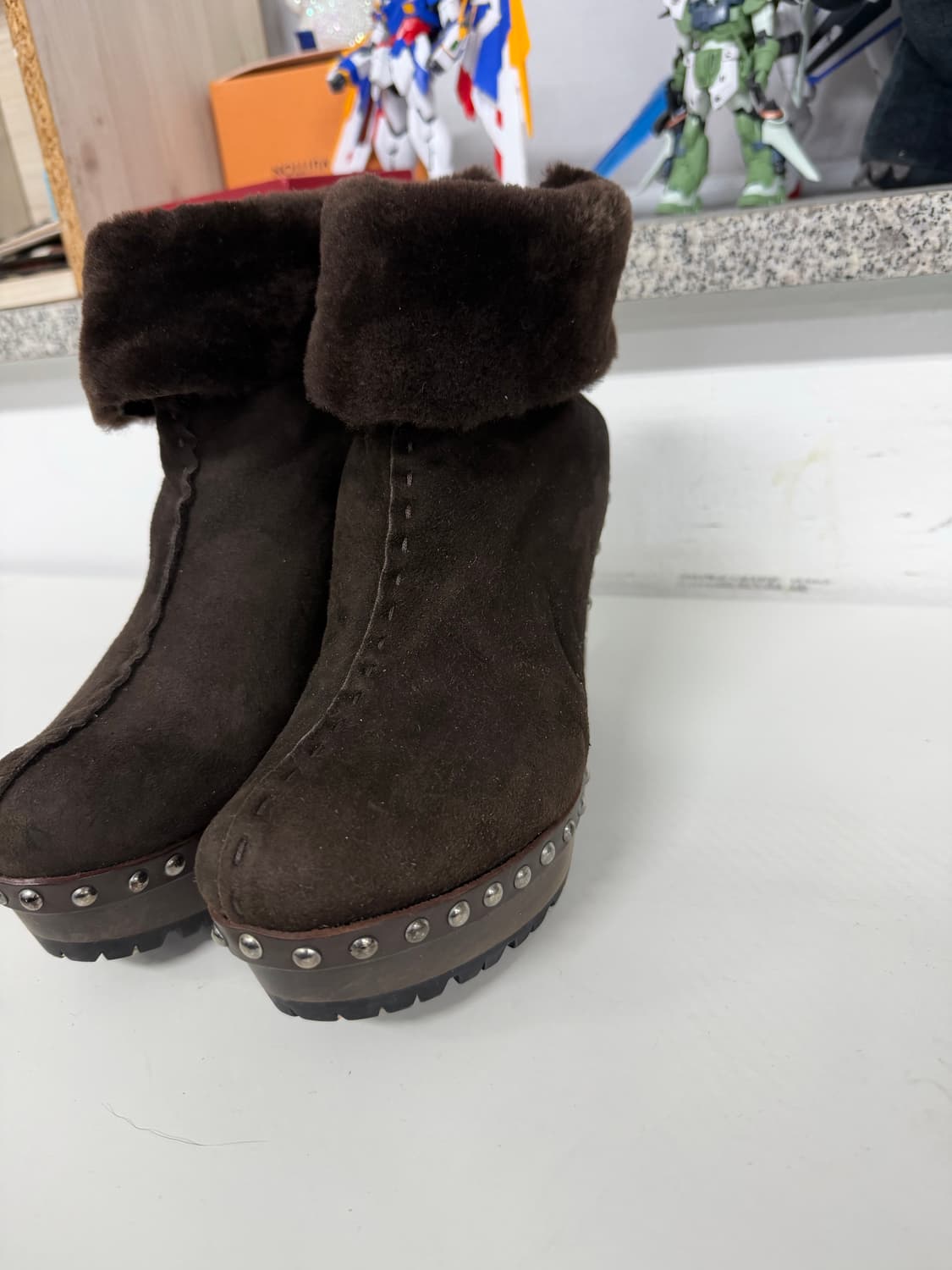 정품) 미우미우 스웨이드 스터드 장식 털부츠 38 상품이미지2