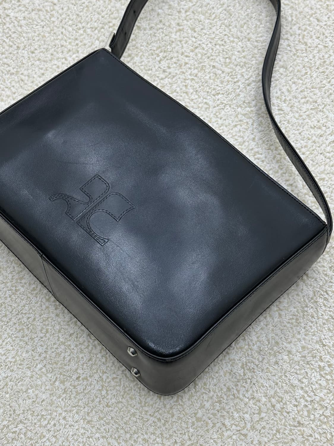 꾸레쥬 블랙 소가죽 숄더백 상품이미지4