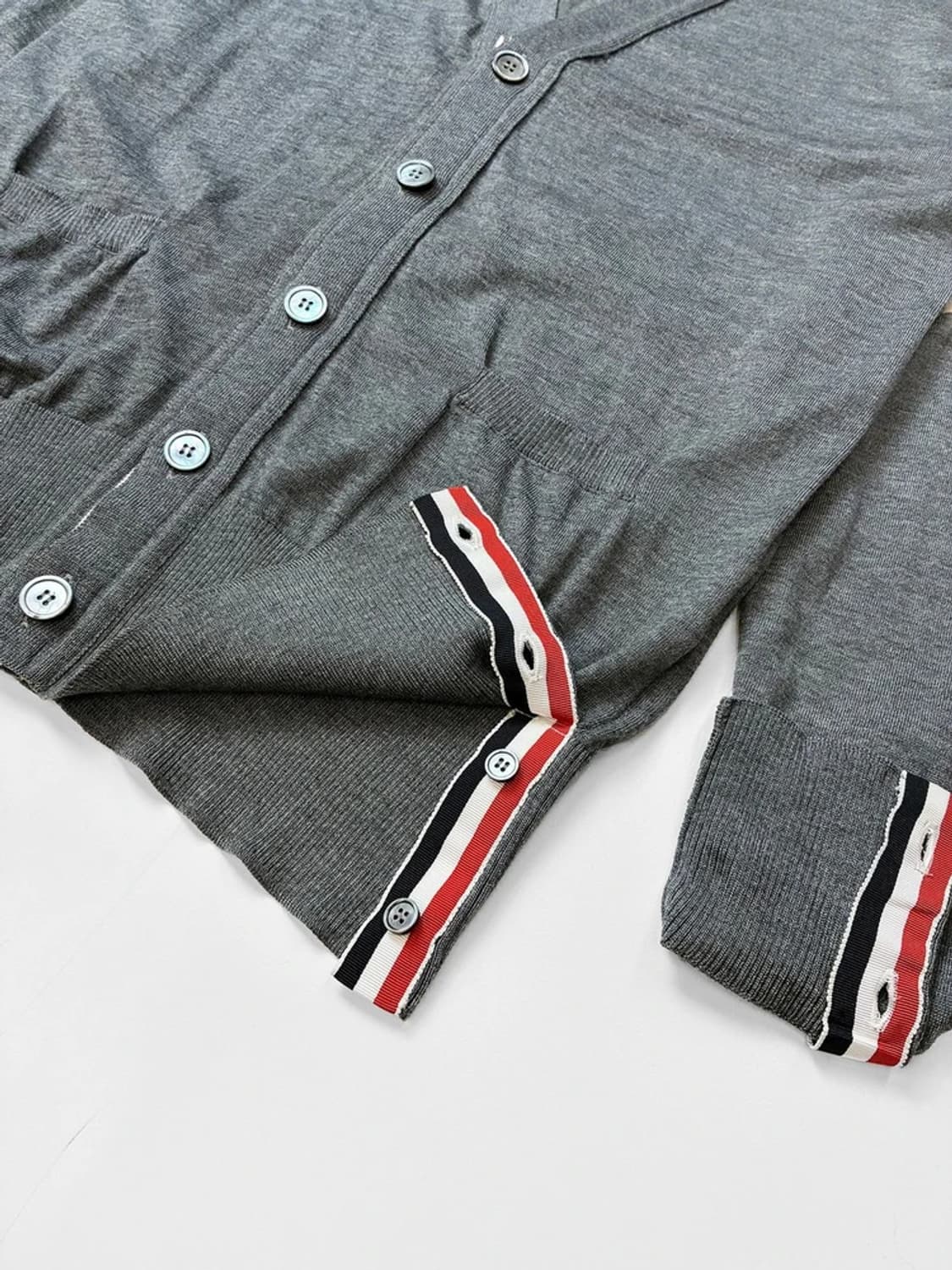 톰브라운 시그니처 사선 완장 V넥 울 니트 가디건 PN5233 상품이미지5