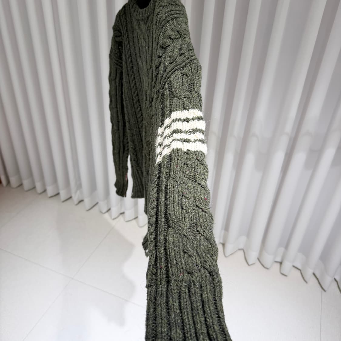 (A+/5) / 톰브라운 아란 사선완장 케이블 니트 다크 그린 상품이미지3