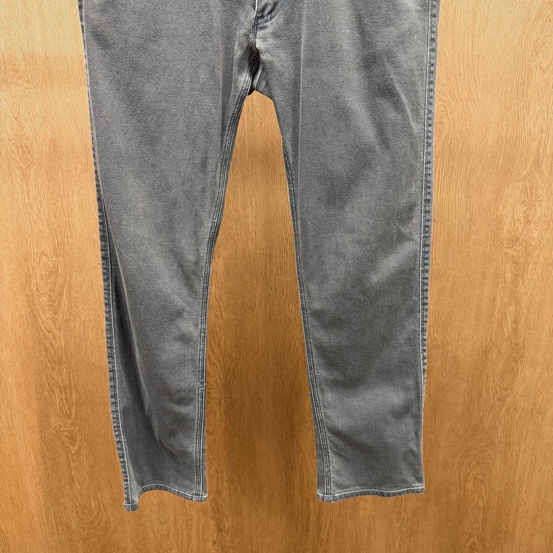 아크네스튜디오 스트레이트 데님 팬츠 백포켓 로고 단추 디테일 그레이 상품이미지5