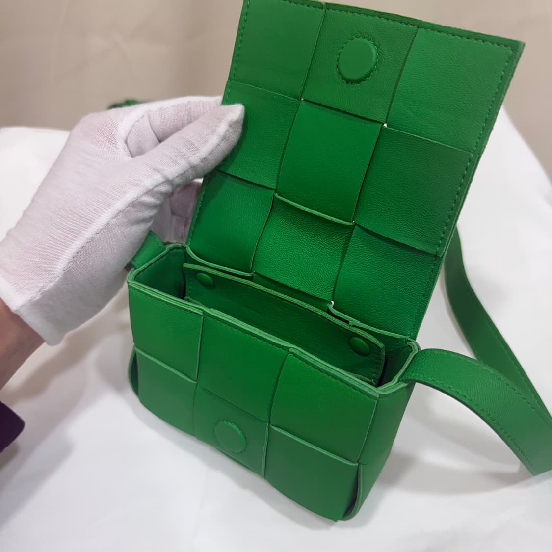 보테가 베네타 카세트백 그린 상품이미지5