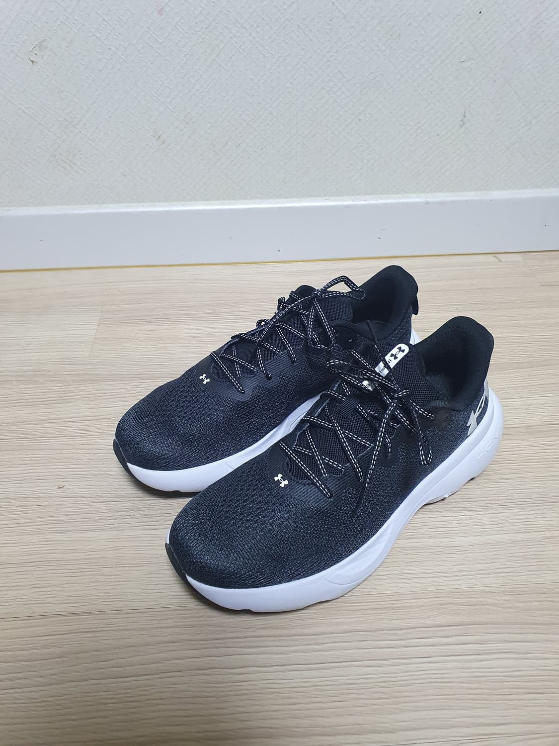 언더아머 HOVR 블랙 운동화 285 상품이미지4