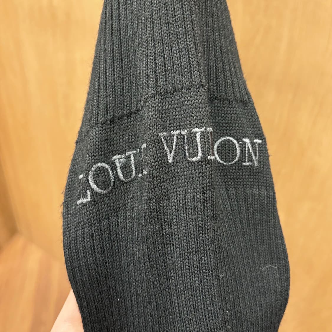 루이비통 긴팔 니트 숄더 레더 패치 소매 로고 자수 메탈 디테일 블랙 상품이미지7