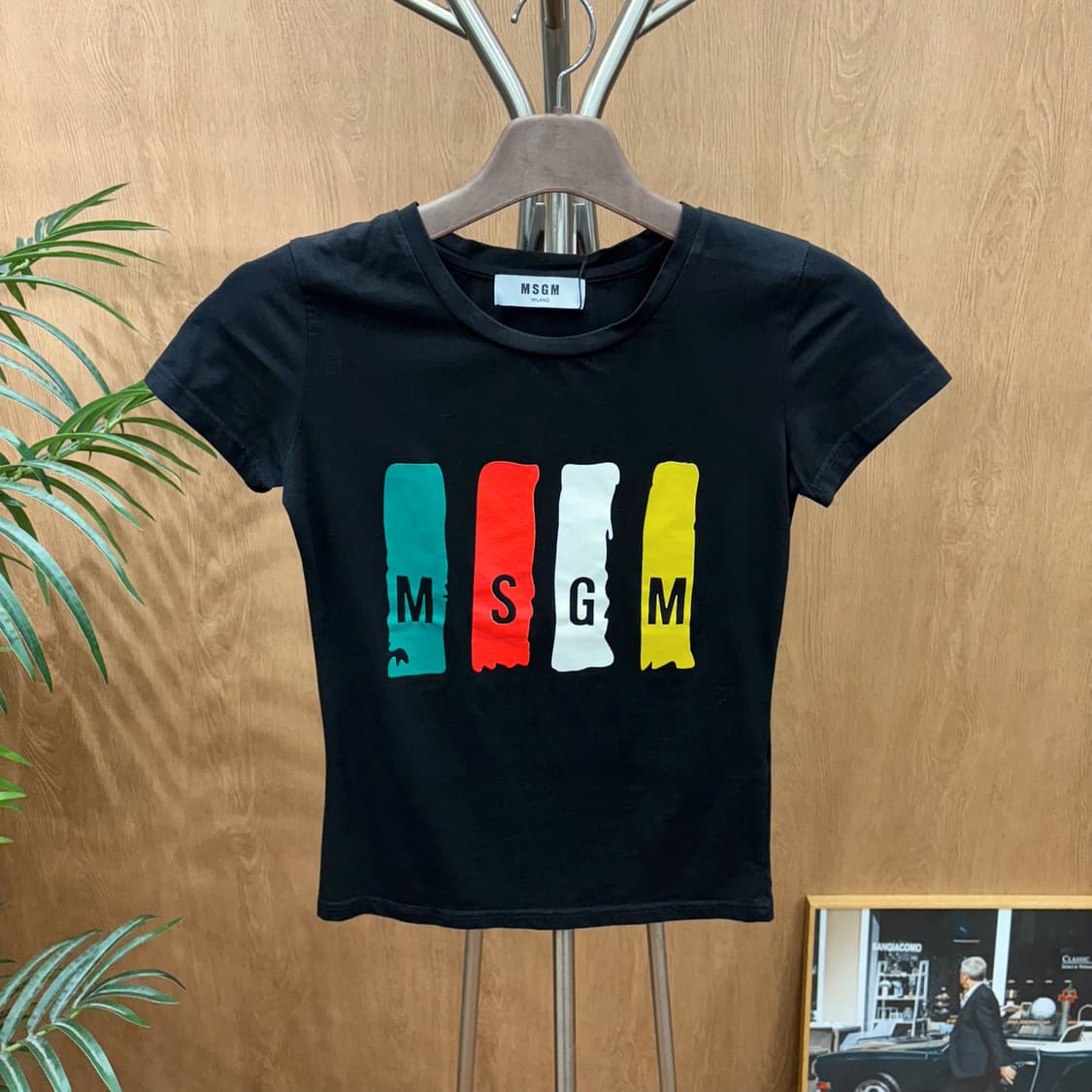 MSGM 라운드넥 반팔 티셔츠 브러시 스트로크 로고 프린팅 디테일 블랙 상품이미지1
