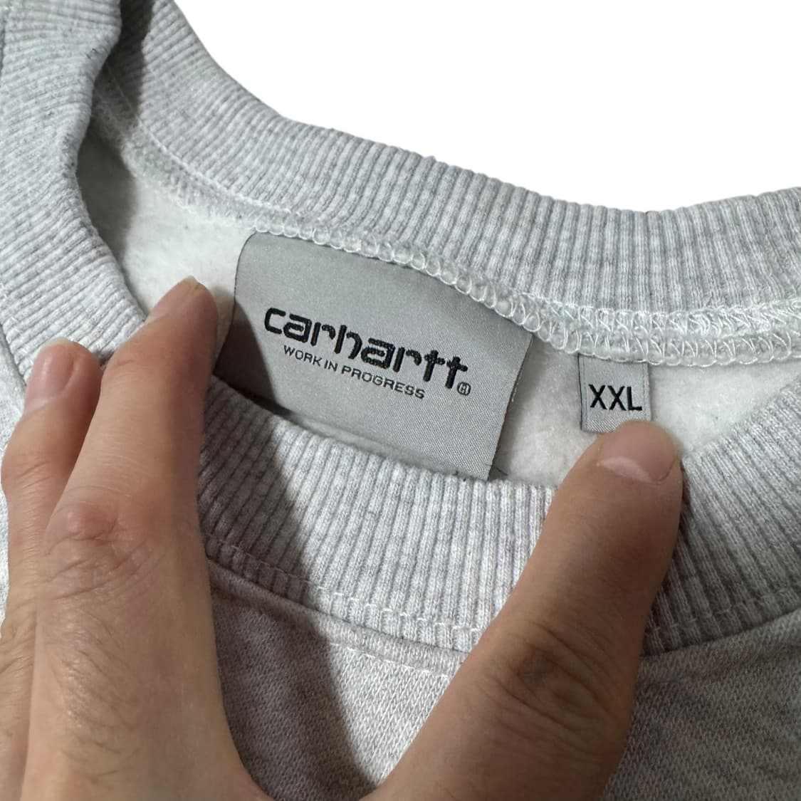 칼하트 WIP 라이트 그레이 빅로고 자수 맨투맨 상품이미지3