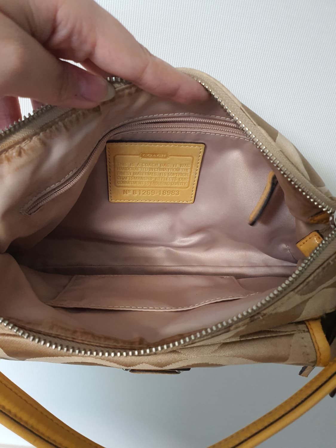 코치 시그니처 숄더백 상품이미지8