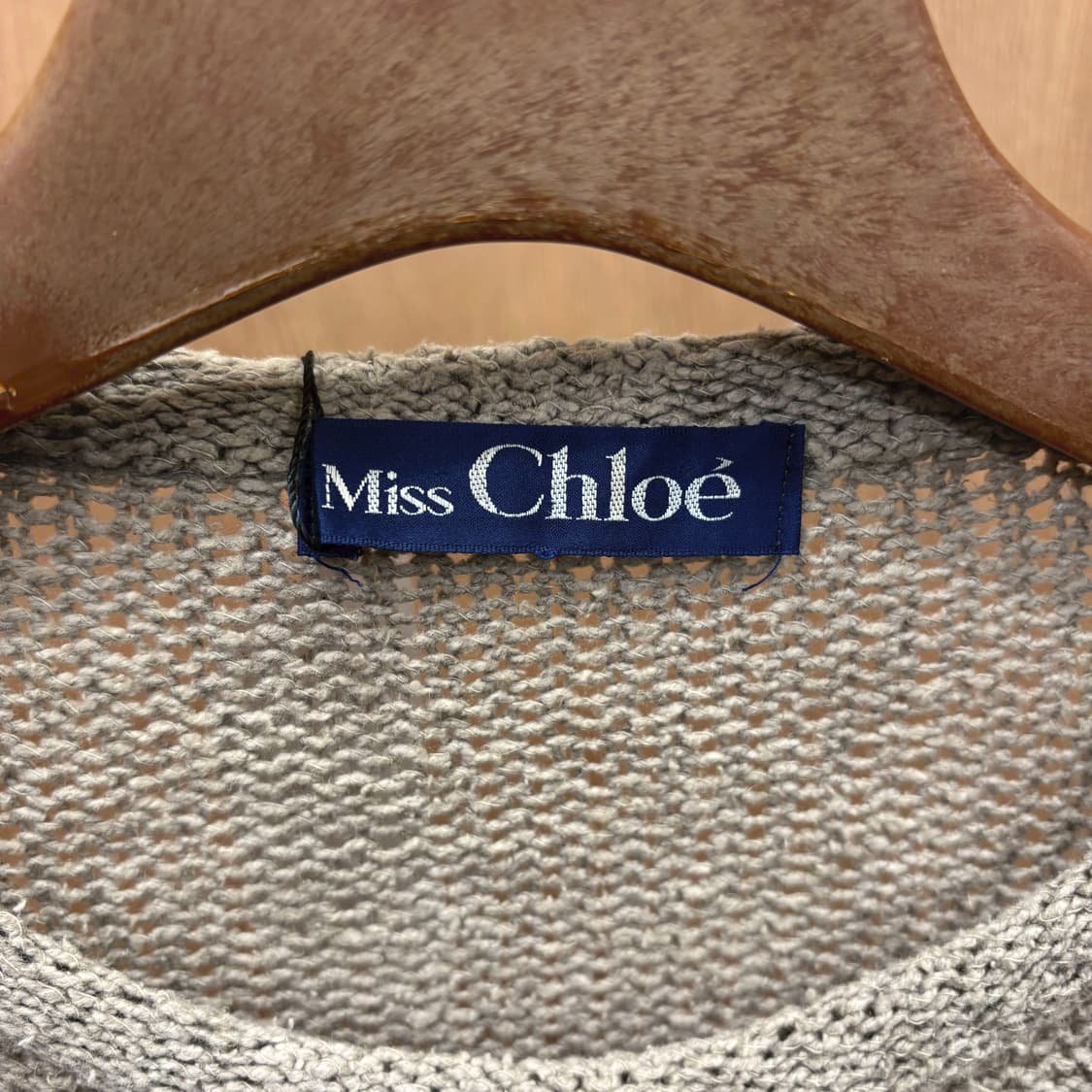 미스 끌로에 라운드넥 반팔 니트 프론트 꽈배기 짜임 디테일 웜 그레이 상품이미지6