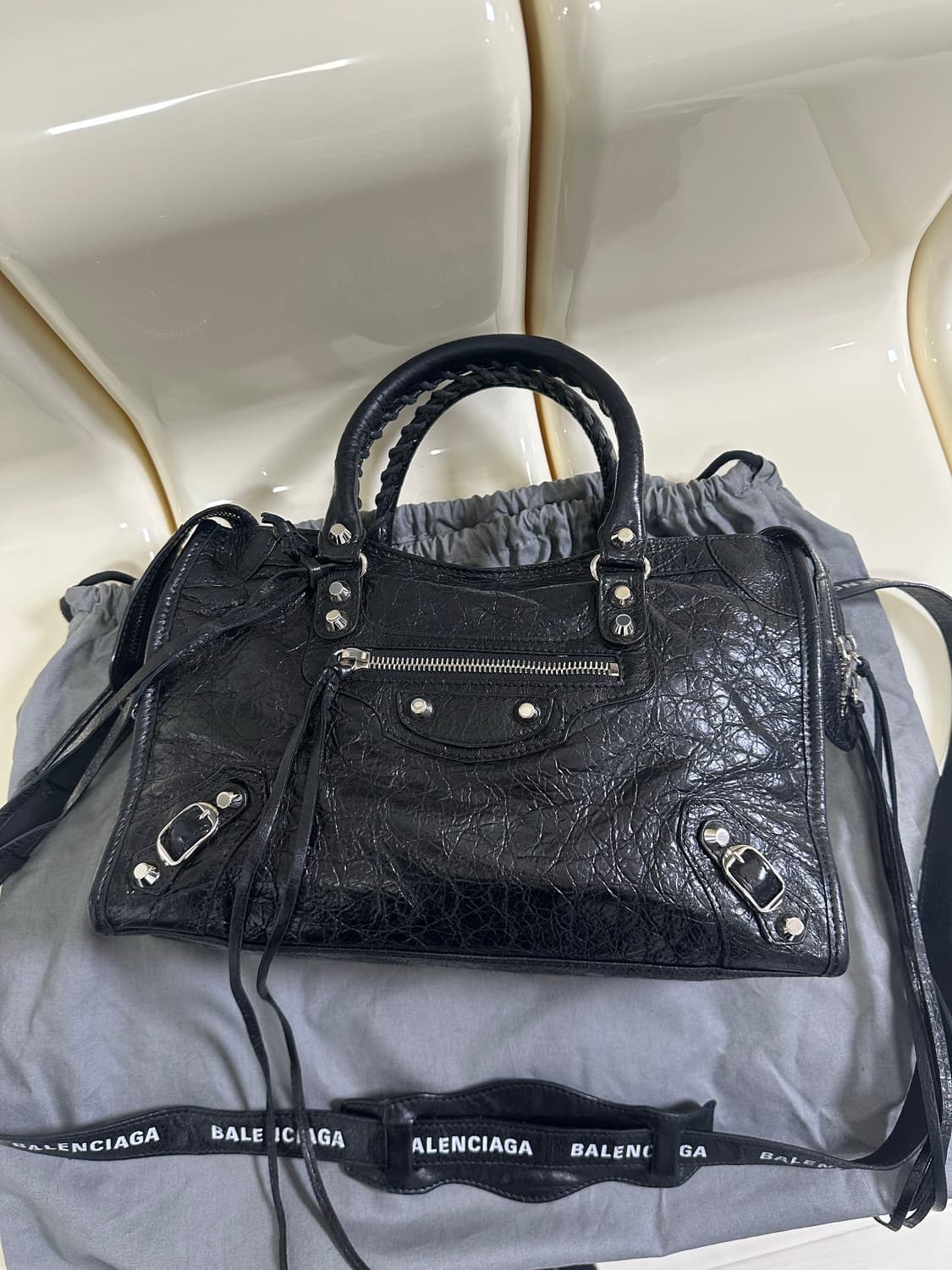 [A+ 정품] 발렌시아가 로고스트랩 시티 모터백 스몰 블랙 상품이미지7