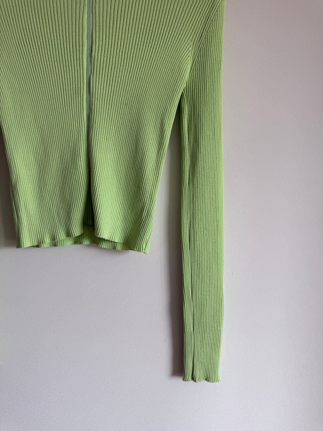 아모멘토(AMOMENTO) 크롭 골지 니트 집업 상품이미지3