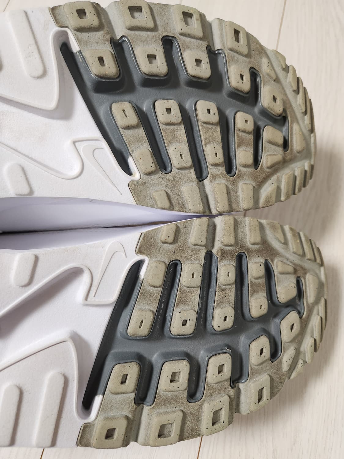 나이키 운동화 에어맥스 90 울트라 2.0 에센셜 러닝화 사이즈265

 상품이미지9