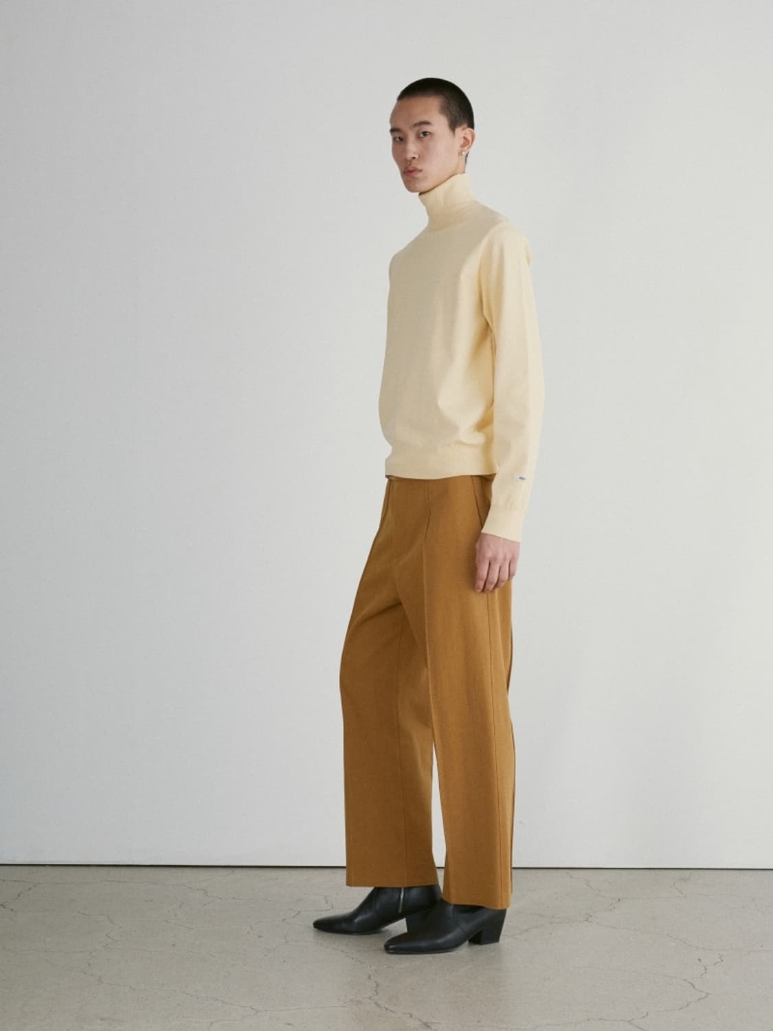 렉토 24FW 벨트 디테일 스트레이트핏 팬츠 베이지 상품이미지3