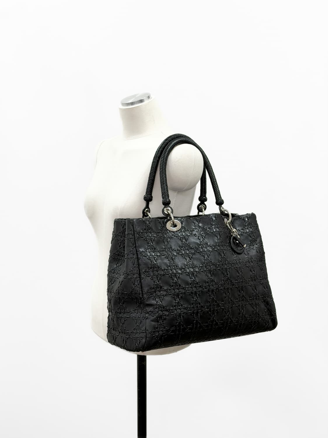 디올 소프트 레더 스티치 까나쥬 쇼퍼백 상품이미지2