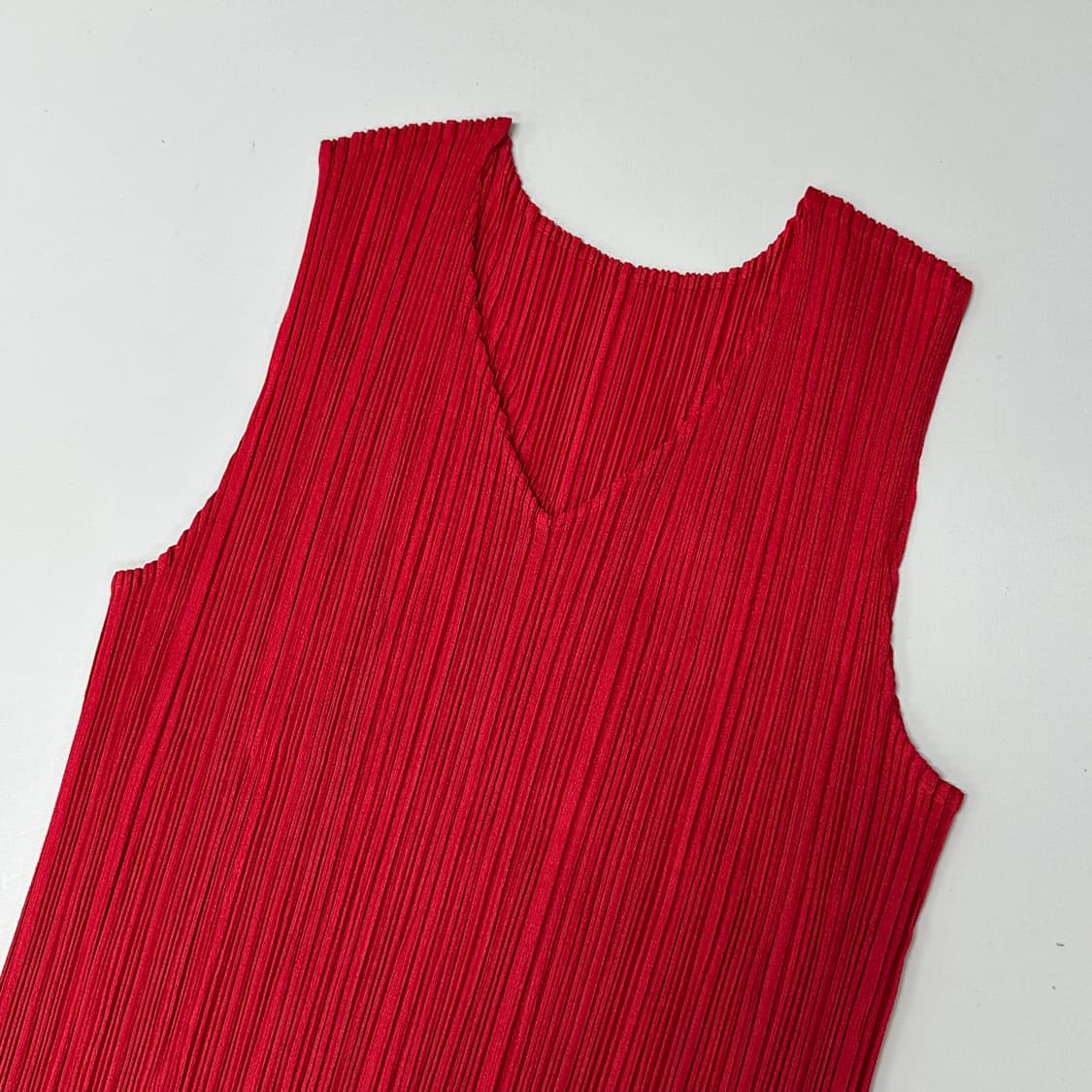 이세이미야케 플리츠플리즈 지그재그 헴 슬리브리스 탑 상품이미지2