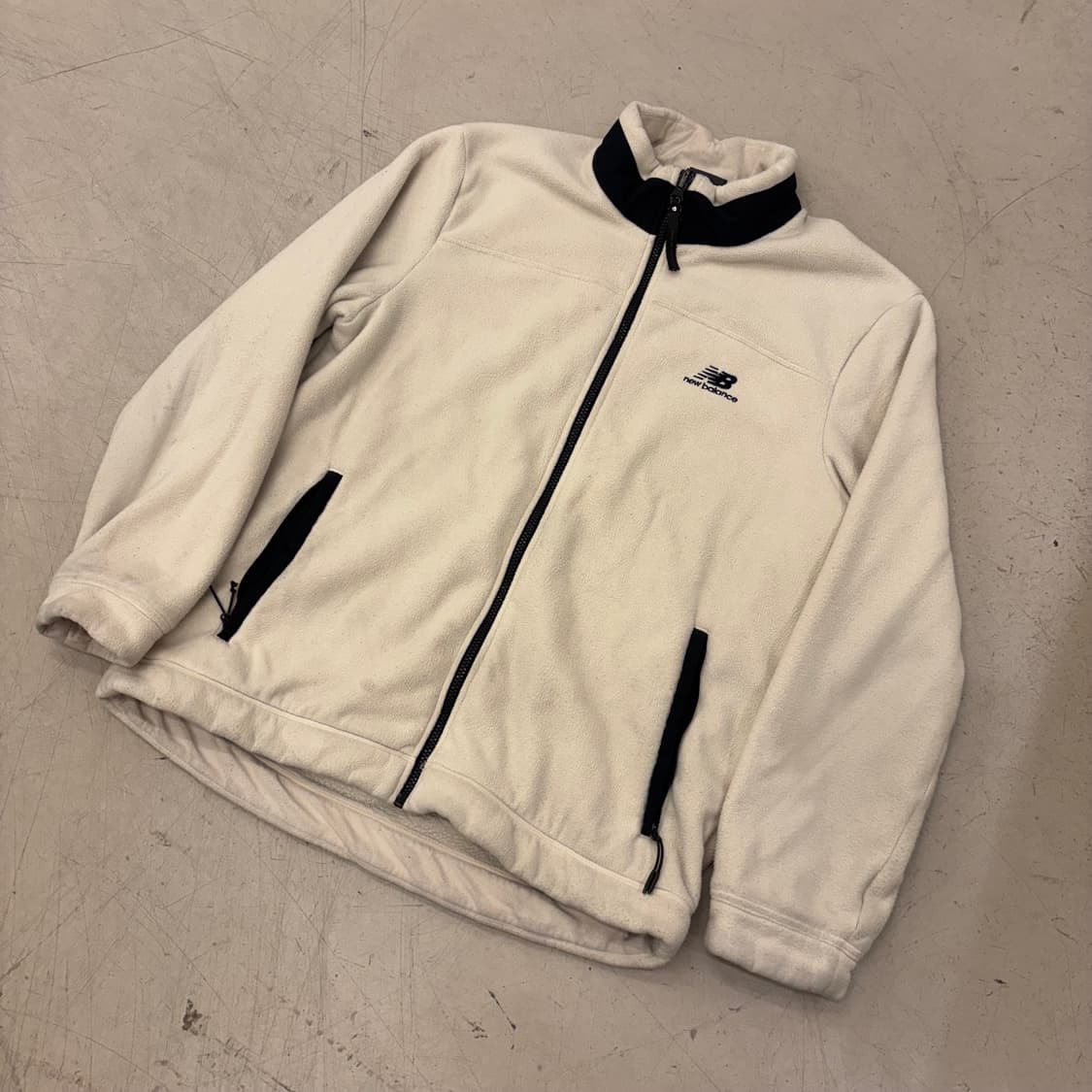 뉴발란스 크림 스몰로고 플리스 집업 상품이미지1