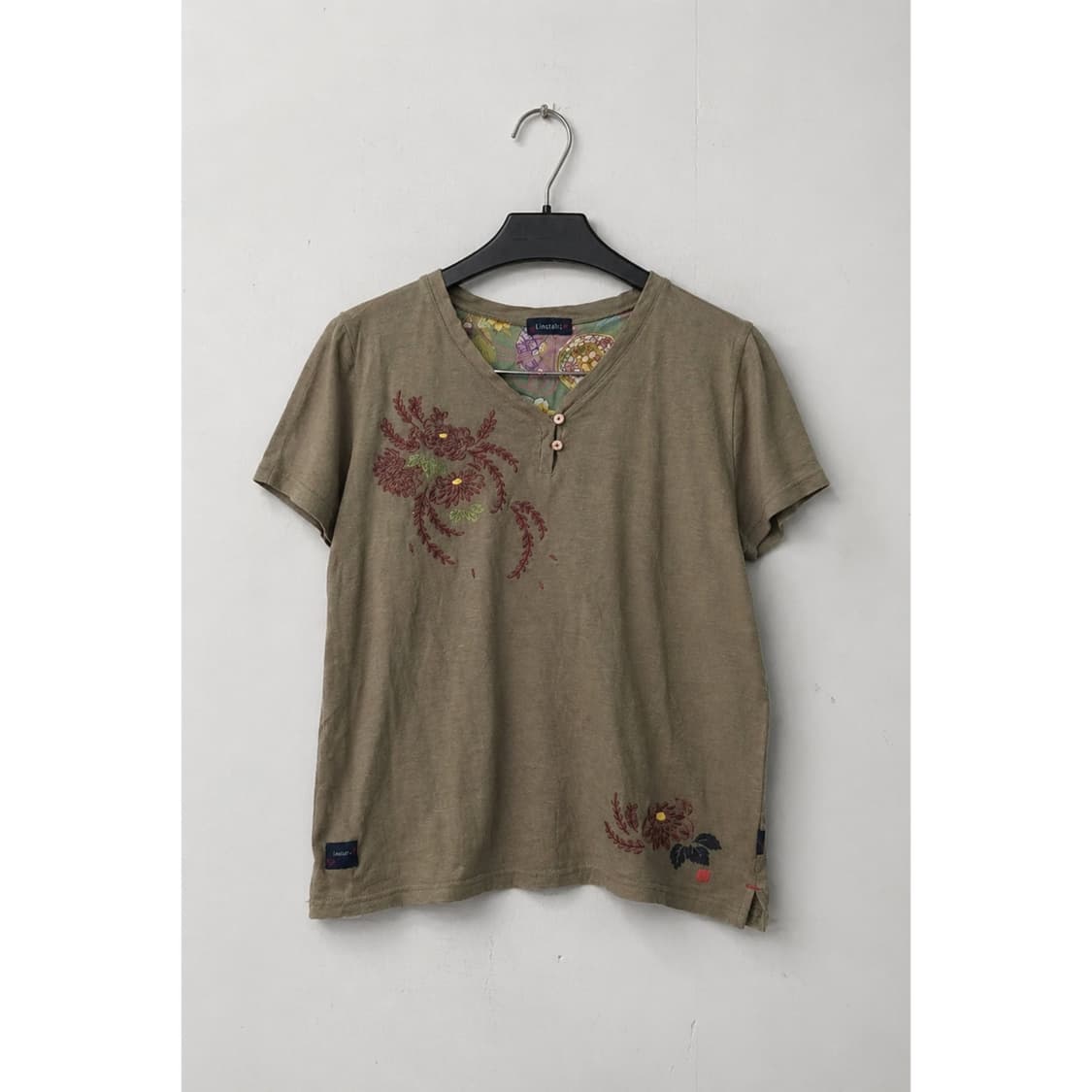 카키 자수 반팔 티셔츠 상품이미지2