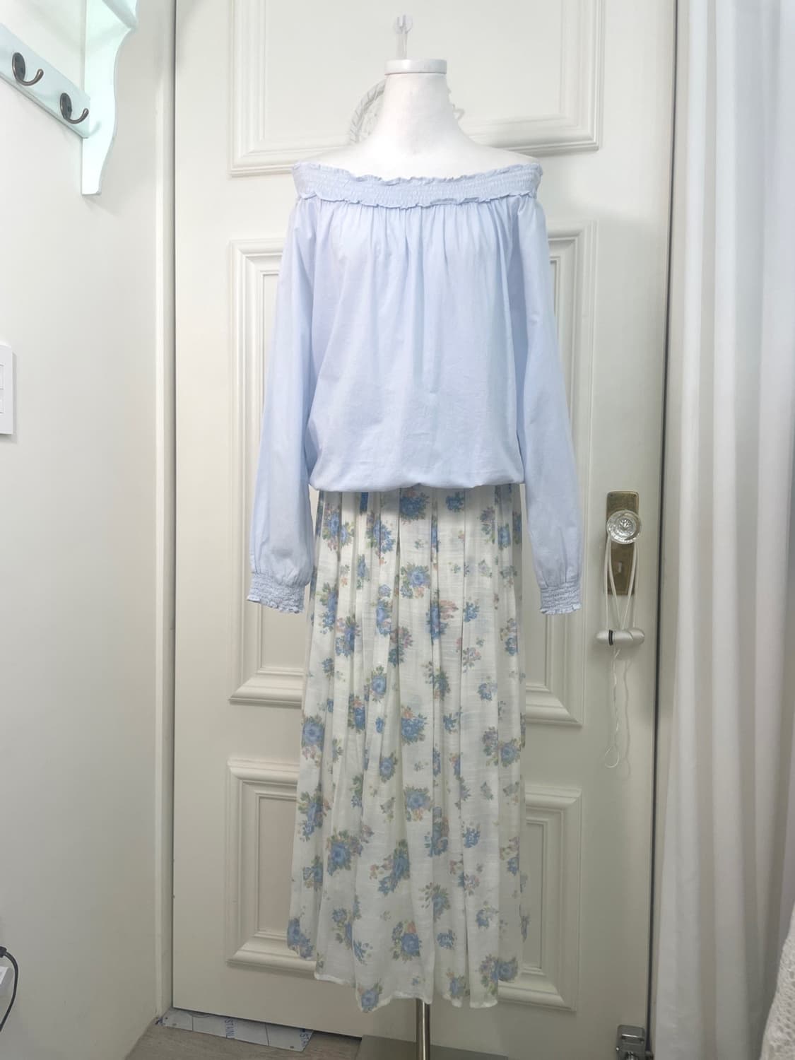 blue cotton off-shoulder blouse(size-M) 상품이미지2