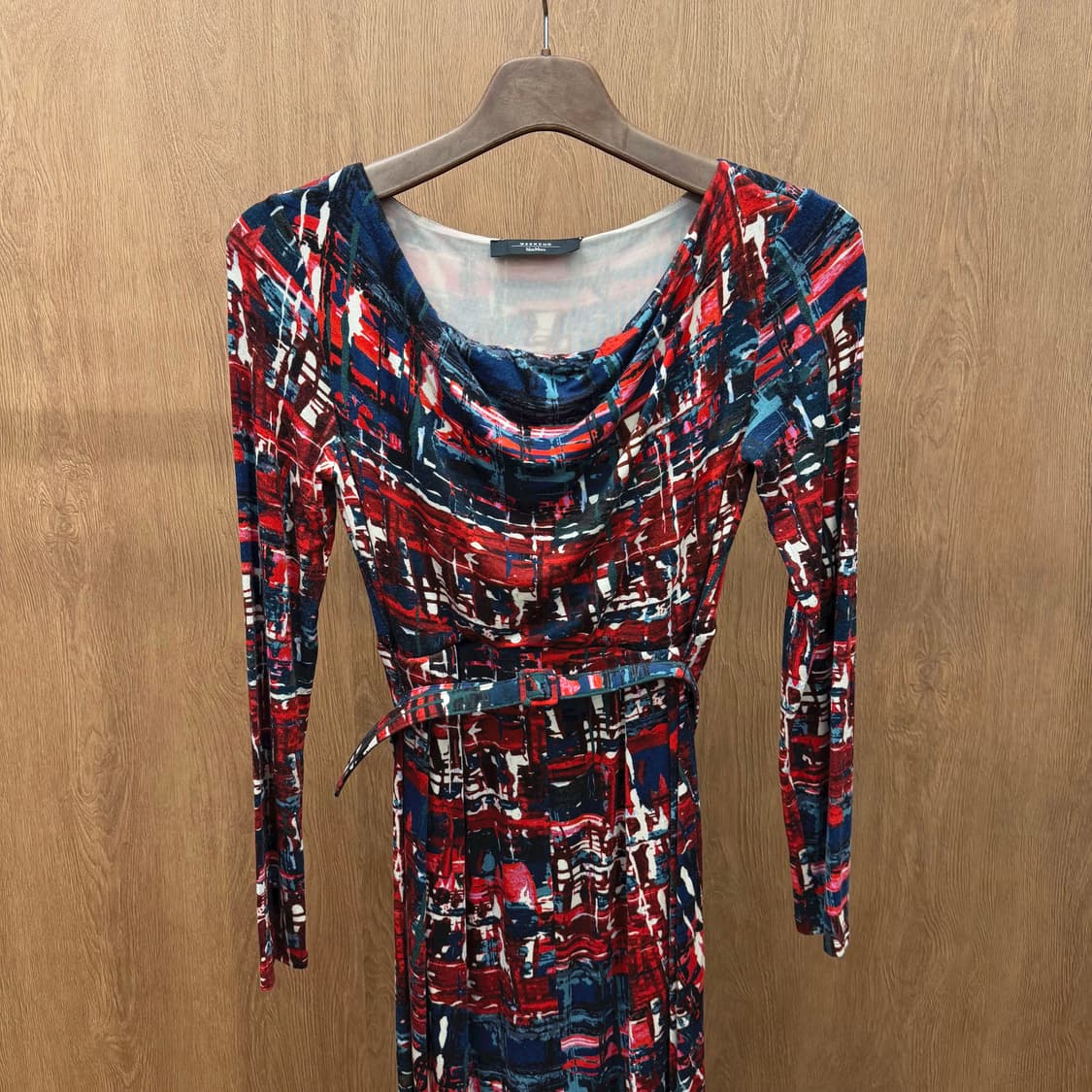 막스마라 위켄드 원피스 드레이프 넥 아트워크 프린팅 벨트 디테일 레드 상품이미지4