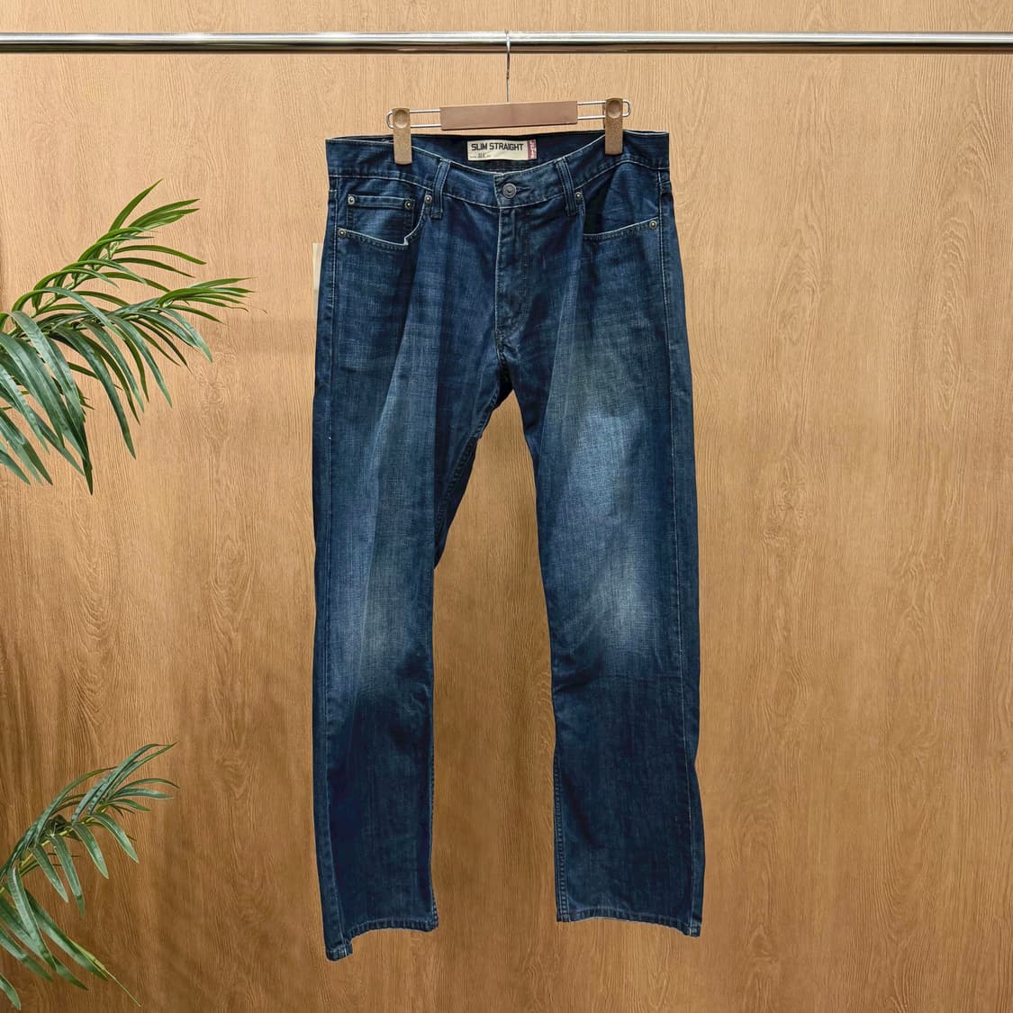 리바이스 514 워싱 데님 팬츠 로고 탭 포켓 디테일 스트레이트핏 진청 상품이미지1