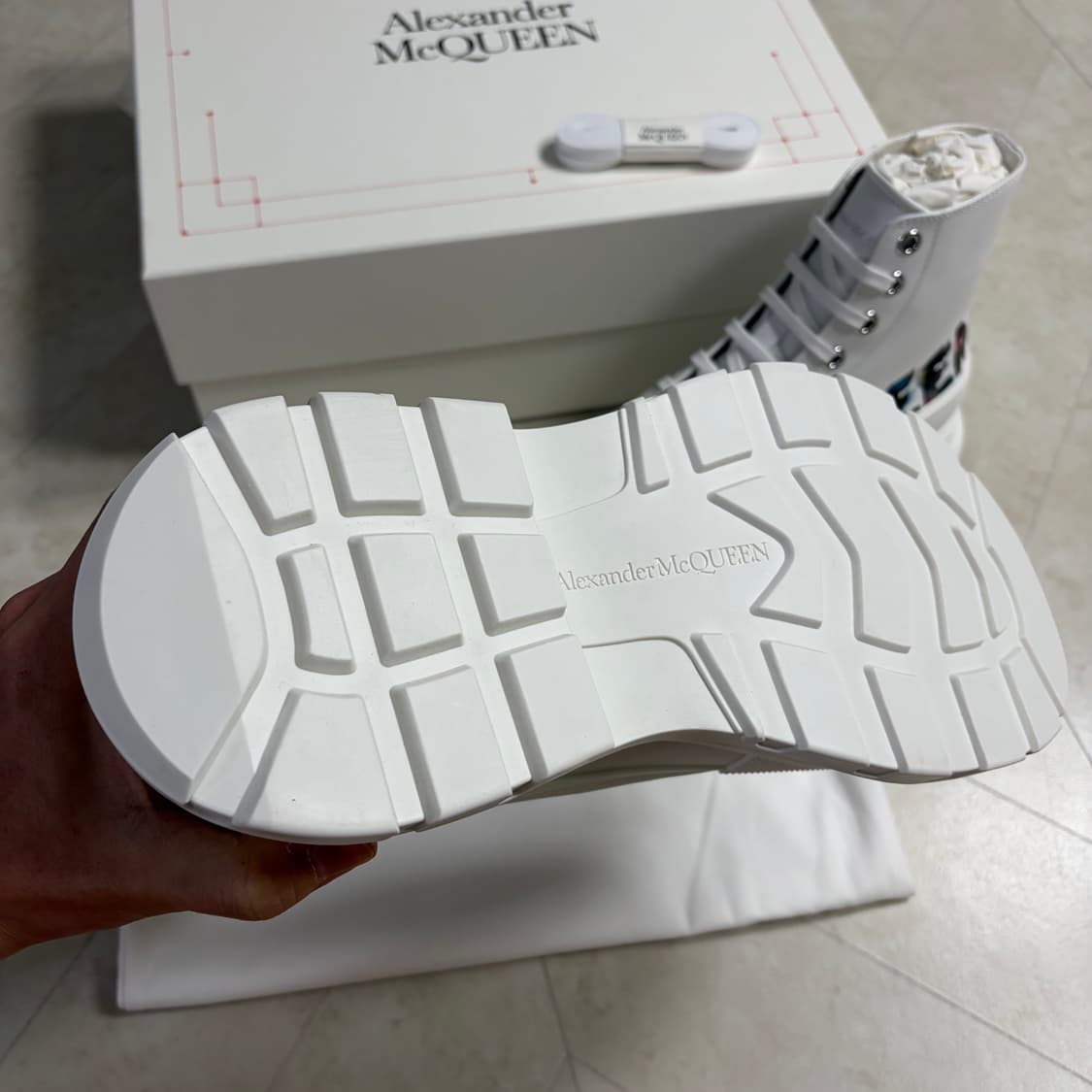 [새상품]알렉산더맥퀸 그래피티 트레드 슬릭 부츠 화이트 상품이미지5