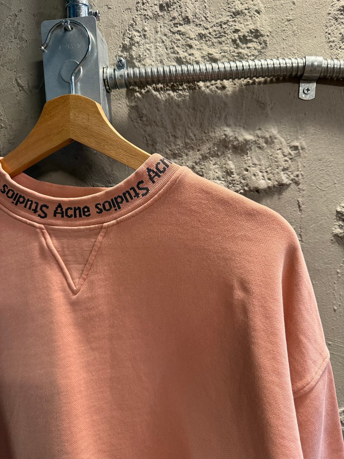 아크네스튜디오 Acne Studios 넥로고 크루넥 스웻셔츠 핑크 상품이미지3