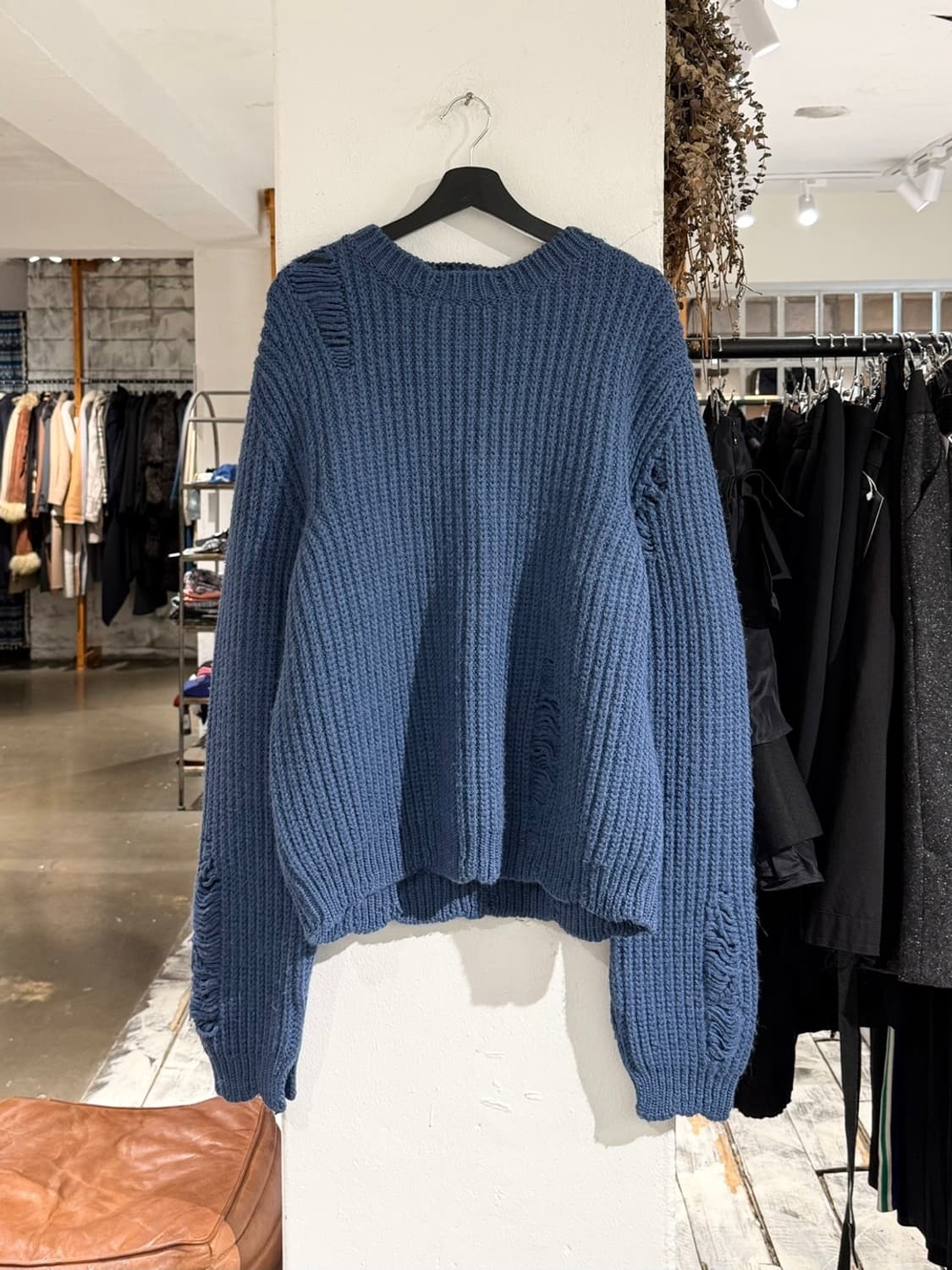 jw앤더슨 블루 알파카 울 데미지 니트 풀오버 상품이미지1